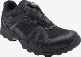 Sort vandresko med BOA-system og skridsikker sål.